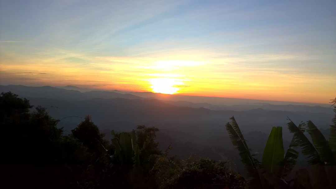 Wie romantisch......wenn die Sonne hinter den Bergen in Myanmar verschwindet...